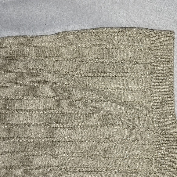 White House Black Market Beige With Gold Metalic Ribbed V-Neck Sweater Size  M - Picture 3 of 8